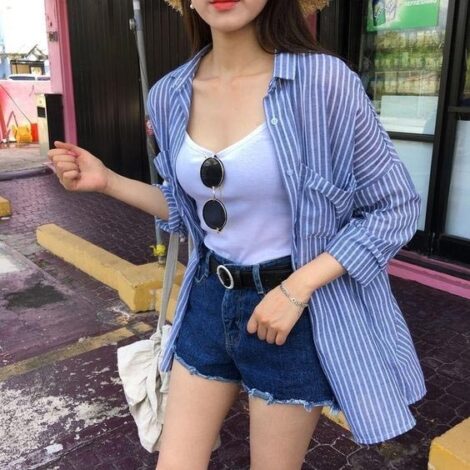 Kaos Oversize dan Celana Pendek Pantai