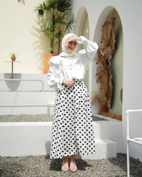 Rok Polkadot dan Atasan Rajut