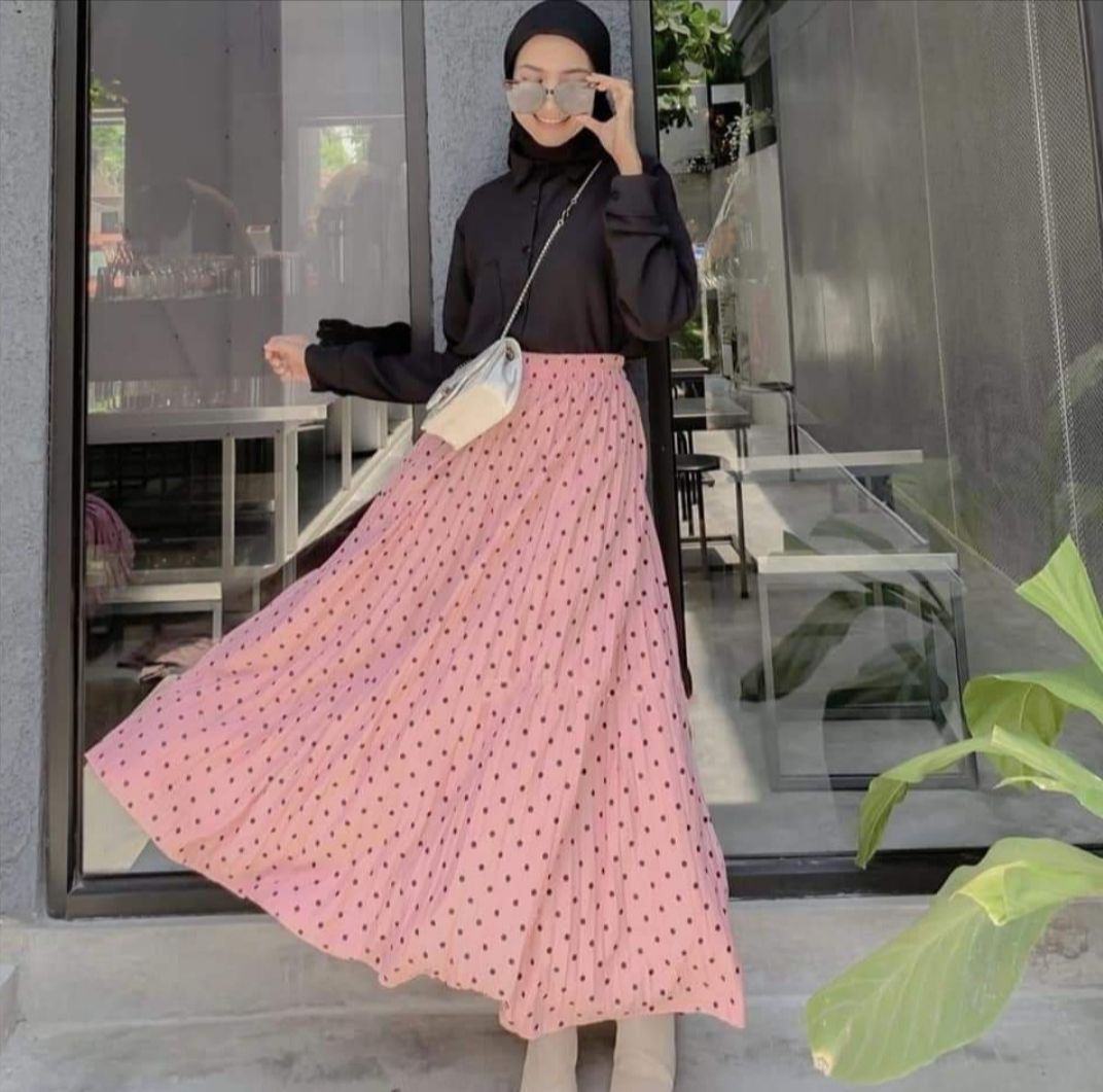 Rok Polkadot dan Kemeja Bergaris