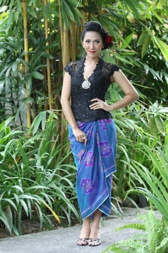 Rok Serut dan Kaos Crop Top