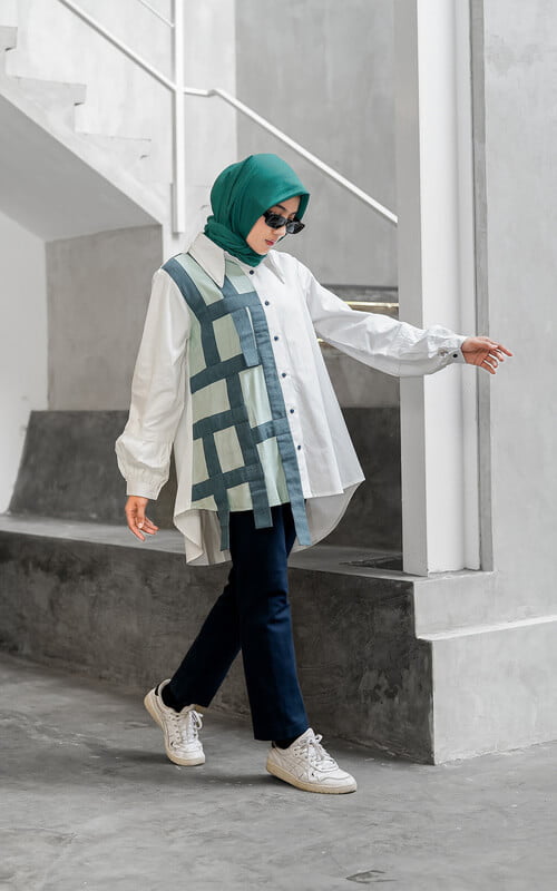Perpaduan kemeja hijau dan celana biru menjadi pilihan klasik dan timeless