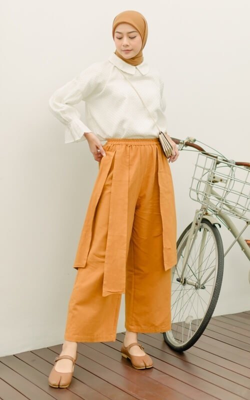 Outfit of the Day (OOTD) menampilkan kombinasi warna kuning dan putih yang semarak