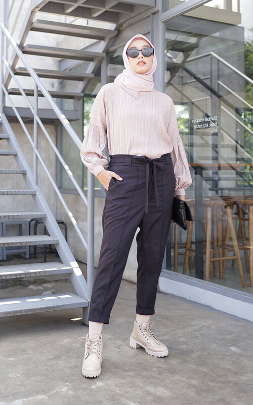 Untuk ansambel ini, kami memadukan kemeja bergaris bergaya dengan celana skinny dan melengkapi tampilan dengan sepasang sepatu boot trendy