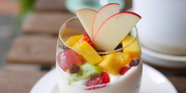 Salad Buah Segar dengan Dressing Lemon