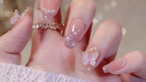 cantik sekali! Kuku-kukunya dihiasi dengan kupu-kupu dan mutiara