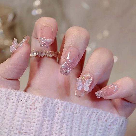 cantik sekali! Kuku-kukunya dihiasi dengan kupu-kupu dan mutiara