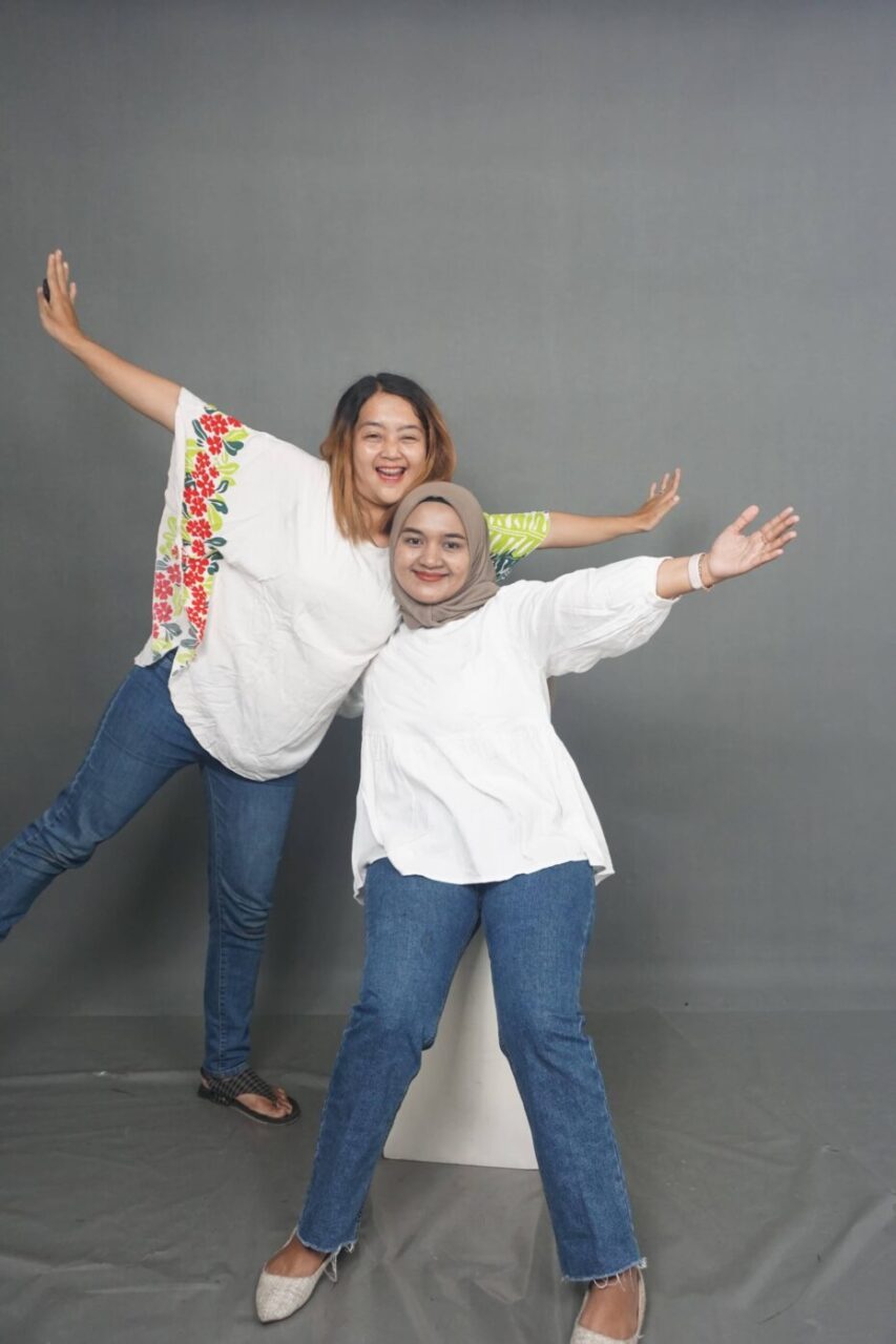 OOTD Hijab Kemeja Putih Celana Jeans_ Gaya Santai yang Tetap Elegan