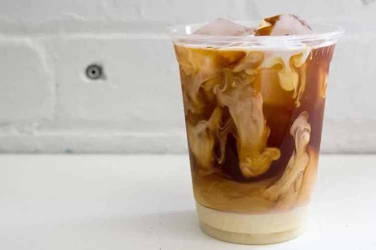 Membuat Kopi Susu Gula Aren