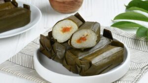 lontong isi oncom