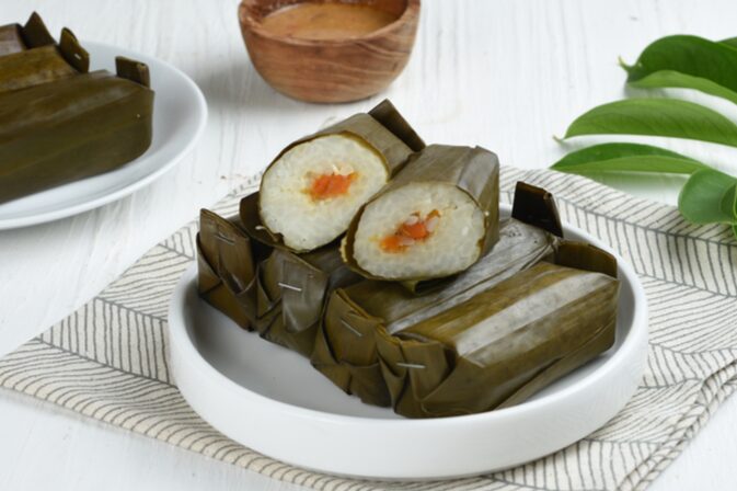 lontong isi oncom