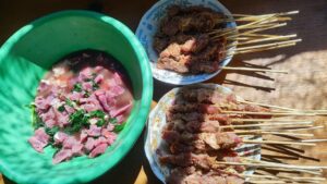 Dengan mengikuti resep marinasi daging kambing di atas, Anda siap menyajikan hidangan daging kambing yang lezat, empuk, dan pastinya bebas bau prengus. Selamat mencoba dan berkreasi di dapur!