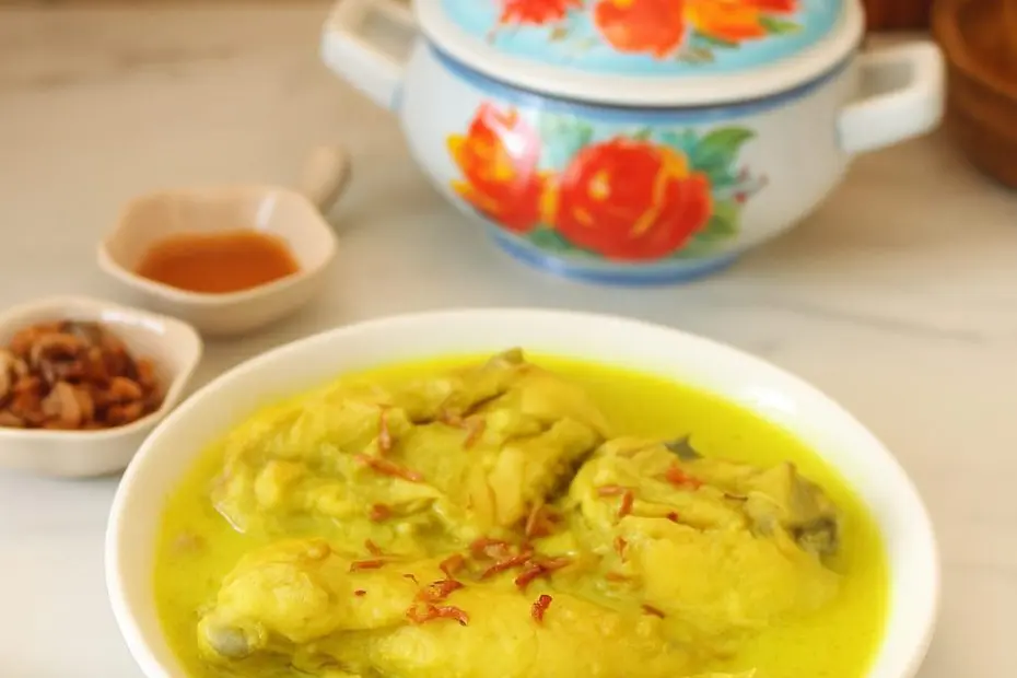 Opor Ayam Kuning Gurih