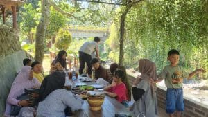 Lesehan Makmur Trawas: Tempat Makan Favorit di Tepi Sungai yang Asri lesehan makmur trawas