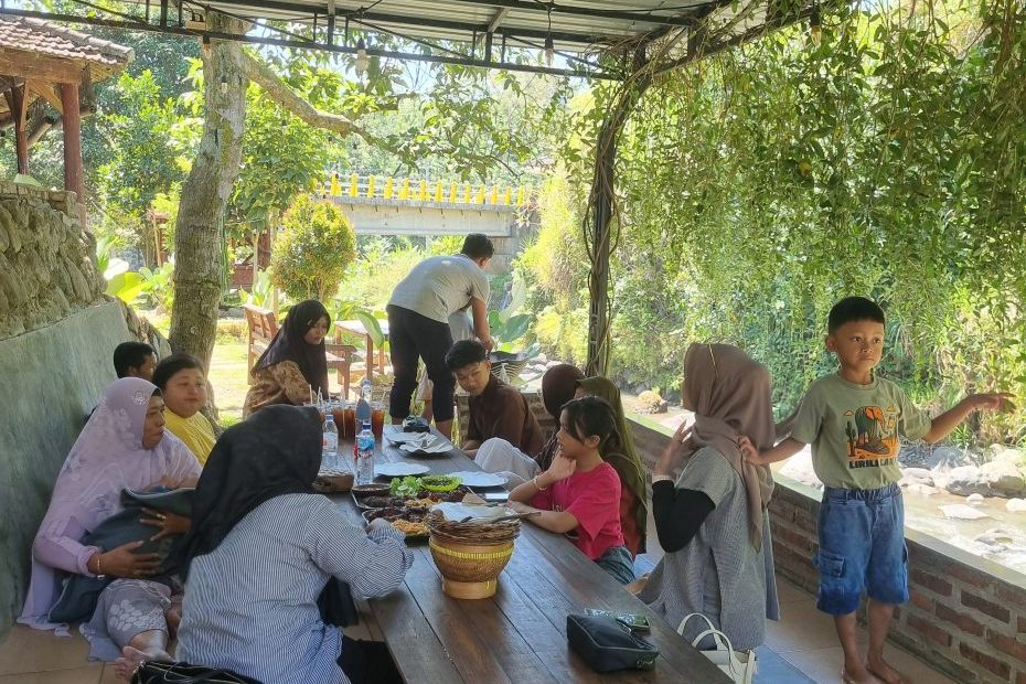 lesehan makmur trawas