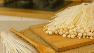 Resep Jamur Enoki Tumis Pedas: Pengalaman Membuat yang Mudah & Nagih! jamur enoki