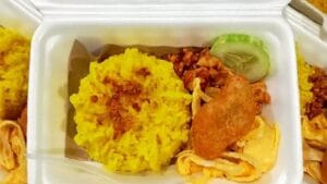 Resep Bekal Praktis: Nasi Kuning Ayam Krispi Nasi Kuning Ayam Krispi
