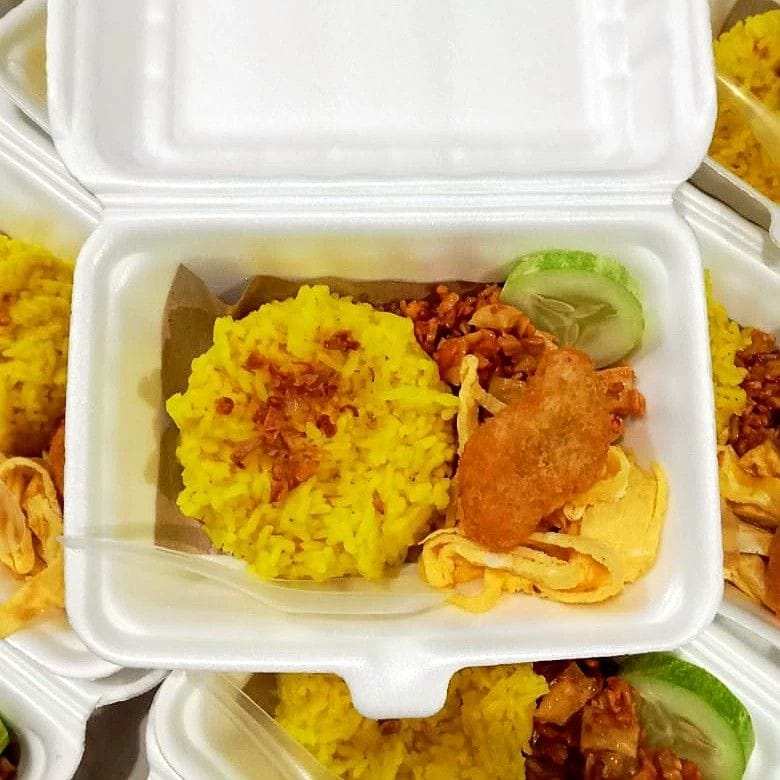 Nasi Kuning Ayam Krispi