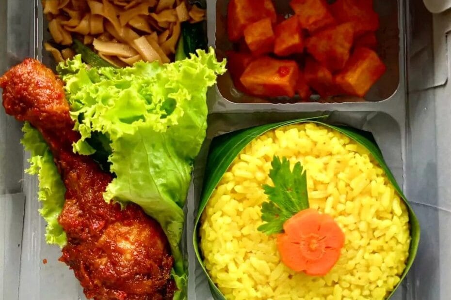 Nasi Kuning dengan Ayam Bakar