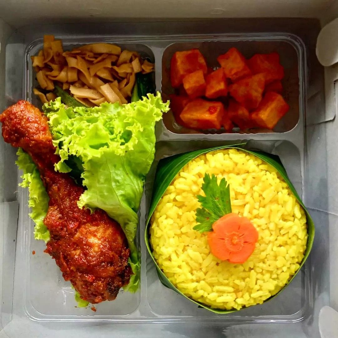 Nasi Kuning dengan Ayam Bakar