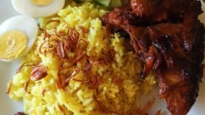 Nasi Kuning Dengan Ayam Bakar