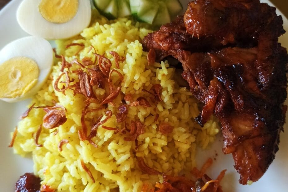Nasi Kuning Dengan Ayam Bakar