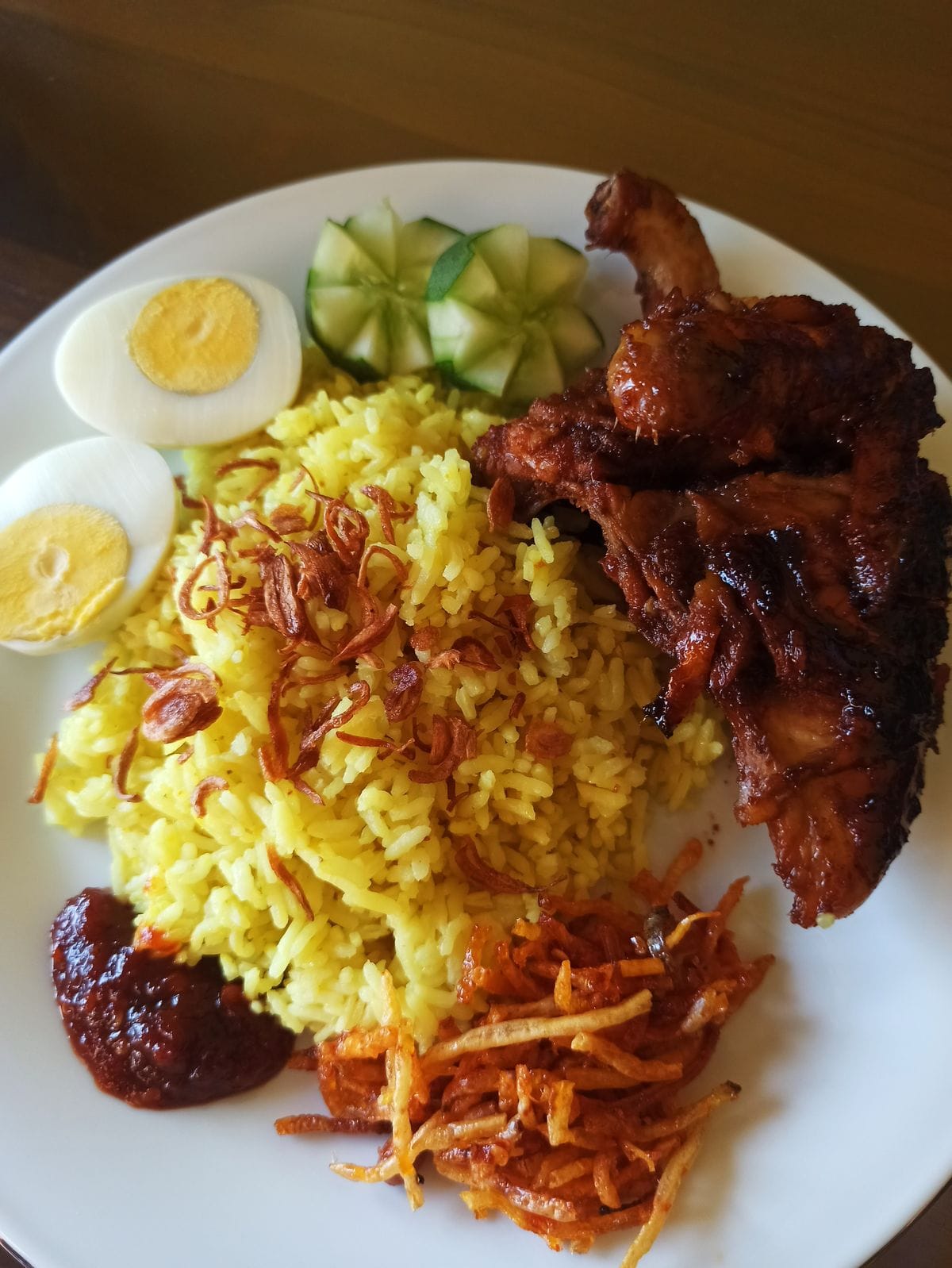 Nasi Kuning Dengan Ayam Bakar