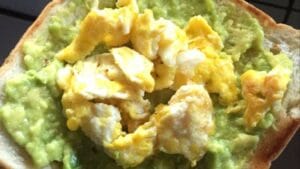 Roti Gandum Utuh dengan Alpukat