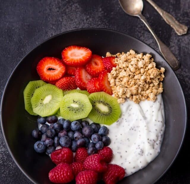 Yogurt dengan Buah Segar